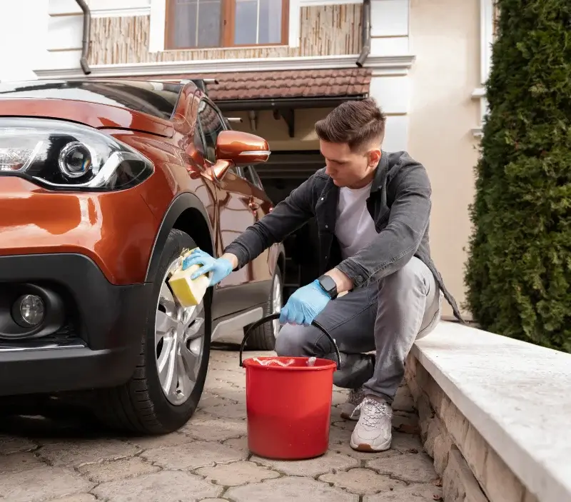 Lavage auto à domicile Lanmérin : professionnel intervenant sur un véhicule